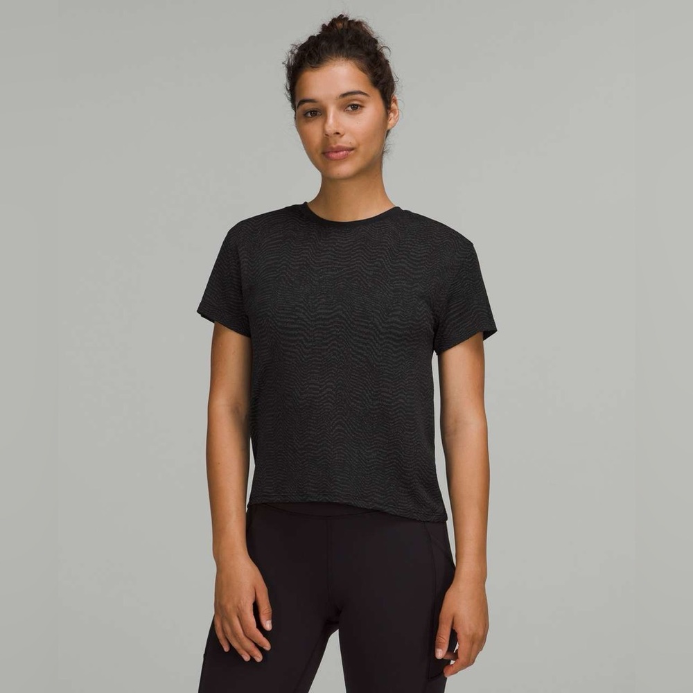 Women’s Lululemon “Train To Be” Cropped Short Sleeve Seamless Tee